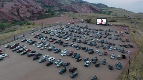 Vehículos-Estacionados-En-El-Autocine---Parque-Y-Anfiteatro-Red-Rocks,-Denver