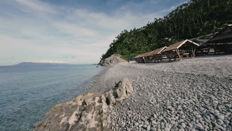 Fpv-drohne-Entlang-Der-Küste-In-Mabua-Surigao