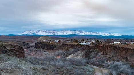Sonnenaufgangszeitraffer-Und-Wolkengebilde-über-La-Verkin,-Utah