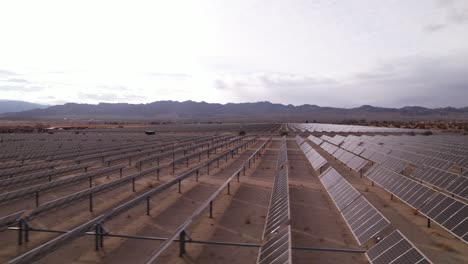 Luftschwenkblick-über-Das-Sonnenkollektorfeld-Mit-Der-Umgebenden-Wüste