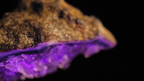 Cristal-De-Amatista-Púrpura-Radiante,-Con-Luz-De-Estudio-Sobre-Un-Fondo-Oscuro