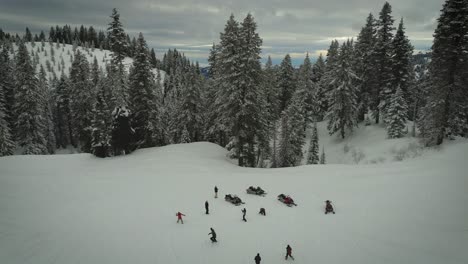 Motos-De-Nieve-En-Las-Montañas-Rocosas-En-Cascada,-Idaho