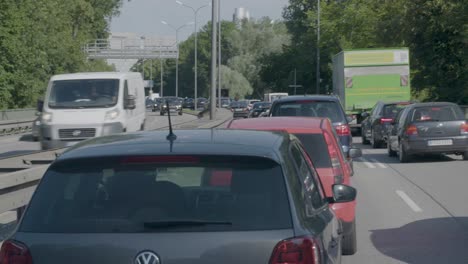 Cars-slowly-crawling-in-a-traffic-jam-in-Munich,-Germany