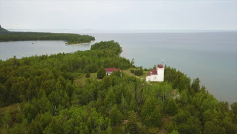 Aerial-descent-to-Cabot-Head-Lighthouse-on-Bruce-Peninsula,-Canada