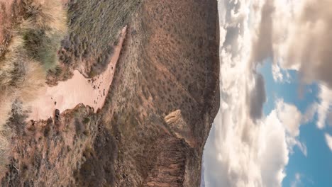 Der-Jungfräuliche-Fluss-Im-Südlichen-Utah-Fließt-Durch-Eine-Schlucht-Mit-Einer-Wolkenlandschaft-Darüber---Vertikaler-Panorama-zeitraffer