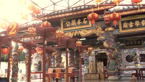 Vista-Frontal-Del-Santuario-Chao-Por-Lak-Muang-Suphan-O-Suphan-Buri-City-Pillar-Shire,-La-Hermosa-Arquitectura-De-Las-Artes-Tradicionales-Chinas