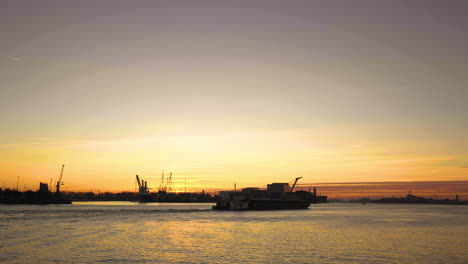 Goldener-Sonnenuntergang-Im-Hafen-Von-Rotterdam,-Vorbeifahrendes-Schiff