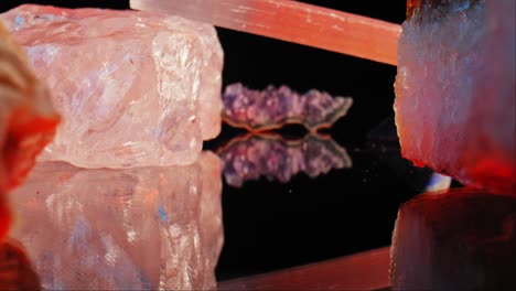 Nahaufnahme-Makroaufnahme-Von-Schönen,-Glänzenden,-Rauen-Quarz--Und-Amethystkristallen-Auf-Schwarzem,-Reflektierendem-Hintergrund