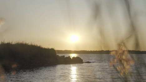 Wunderschöne-Landschaft,-Sonnenuntergang-Am-Fluss,-Sommerstimmung