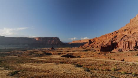 Vista-Aérea-De-Moab-Utah-Paisaje-Rocas-Rojas-Y-Acantilados