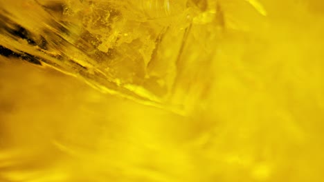 Kristallklarer-Quarz,-Der-Unter-Gelbem-Licht-Glänzt,-Aufgenommen-Durch-Sanftes-Schwenken-Und-Makroobjektiv-Für-Faszinierende-Details