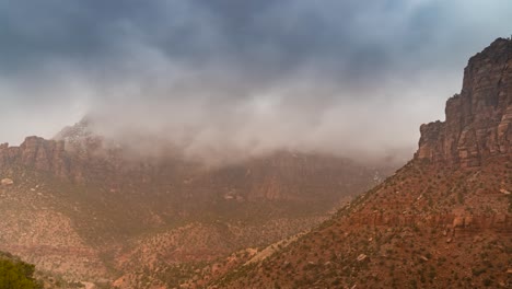 Stürmische-Dunkle-Wolken-über-Den-Roten-Sandsteinfelsen-Im-Süden-Von-Utah---Zeitraffer