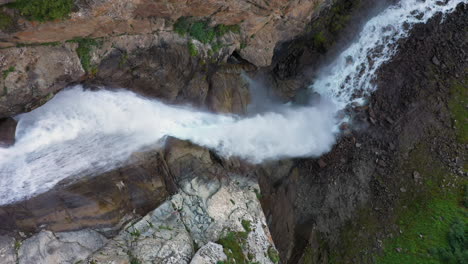 Abwärtswinkel-Luftaufnahme-Barskoon-Wasserfall-In-Märchenschlucht-In-Kirgisistan,-Filmische-Drohnenaufnahmen