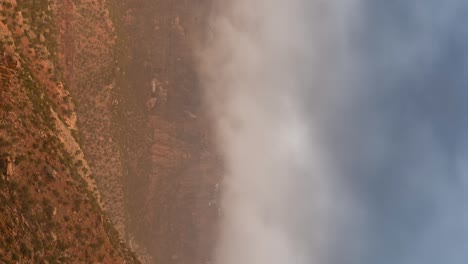 Panorama-Zeitraffer-Von-Regenwolken-In-Der-Südlichen-Wüste-Von-Utah-Mit-Roten-Klippen-Und-Buttes-In-Vertikaler-Ausrichtung
