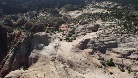 Luftaufnahme-Von-Sandsteinhügeln-Und-Klippen-In-Der-Wüste-Von-Utah,-Vogel,-Der-Vor-Drohne-Fliegt,-Yant-Flacher-Wanderweg-Usa