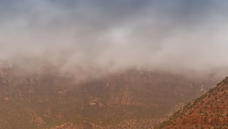 Panorama-Zeitraffer-Von-Regen-Und-Gewitterwolken-In-Der-Sandsteinwüste-Mit-Roten-Klippen-Im-Süden-Von-Utah