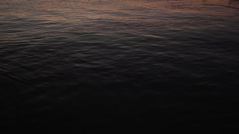 Sonnenuntergang,-Lila-Himmel,-Dunkles-Wasser-Des-Meeres,-Dock-Der-Bucht