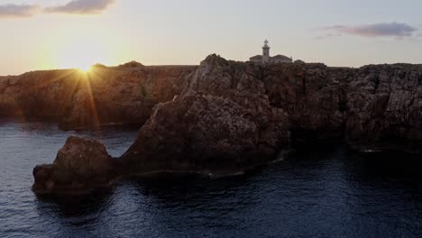 Schöner-Sonnenuntergang-über-Klippen-Im-Leuchtturm-Punta-Nati-In-Spanien