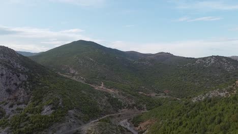 Vuelo-A-Través-Del-Valle-En-La-Cordillera-Albanesa