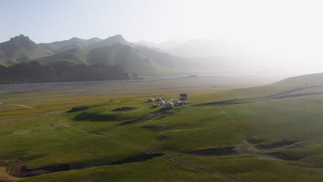 Toma-Aérea-épica-De-Un-Pequeño-Pueblo-Cerca-Del-Lago-Kel-suu-En-Kirguistán