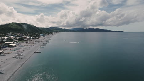 Barcos-De-Pesca-En-Persecución-En-Una-Playa-En-Mabua-Surigao