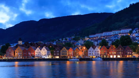 Sitio-Del-Patrimonio-Mundial-De-La-Unesco-Bryggen-En-Bergen-Por-La-Noche
