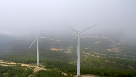 Windturbinen,-Die-Sich-Bei-Nebel-In-Der-Spanischen-Landschaft-Drehen
