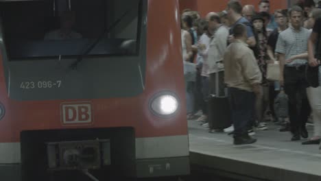 Roter-Zug-Kommt-Am-überfüllten-Unterirdischen-Bahnsteig-In-Stuttgart-An