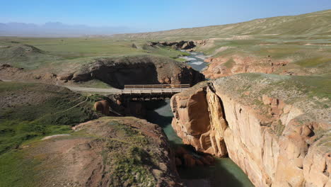 Epische-Filmische,-Aufschlussreiche-Drohnenaufnahme-Der-Schlucht-Und-Des-Flusses-In-Der-Nähe-Des-Kel-Suu-Sees-In-Kirgisistan