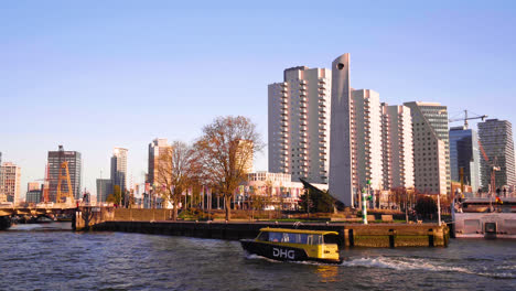 La-Lancha-Rápida-O-El-Taxi-Acuático-En-Rotterdam