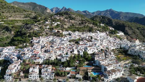Frigiliana-White-Mountain-Village-In-Málaga,-Andalusien,-Spanien---Antenne-4k-Pedestal-Up