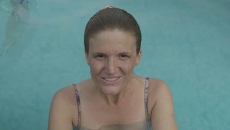 Eine-Junge-Rothaarige-Frau-Lächelt-Aus-Einem-Schwimmbad-In-Die-Kamera
