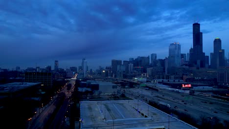 Abendhimmel-In-Der-Stadt-Chicago-Mit-Straßen--Und-Autobahnverkehrsdrohne