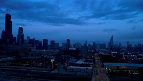 Dramatischer-Abendhimmel-Chicago-Downtown-Skyline-Drohne