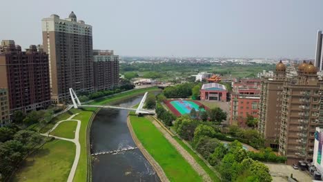 Brücke-In-Taoyuan-Taiwan-Mit-Skyline-Der-Stadt-Im-Hintergrund