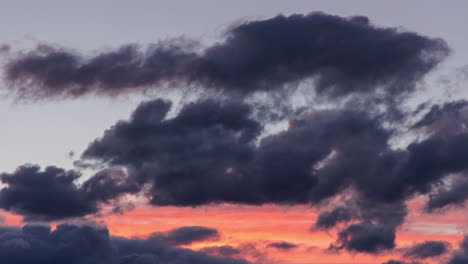 Wolkenformationen-Während-Des-Orangefarbenen-Sonnenuntergangs