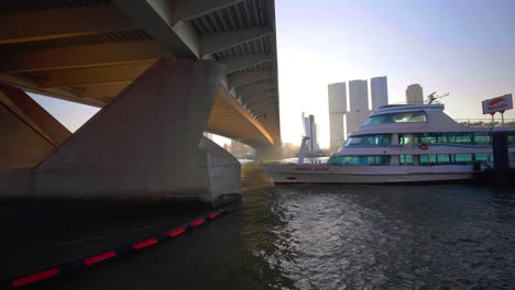 Spido-Boot,-Rotterdam-Stadt,-Die-Erasmusbrücke