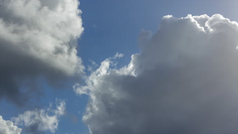 Flauschige-Wolken,-Die-Sich-An-Einem-Sonnigen-Tag-Aufbauen