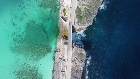 Filmische-Luftaufnahme-Noch-Von-Oben-Nach-Unten-Drohnenaufnahme-Einer-Leeren-Glasfensterbrücke-Auf-Der-Insel-Eleuthera-Auf-Den-Bahamas---Die-Den-Atlantik-Von-Der-Karibik-Trennt