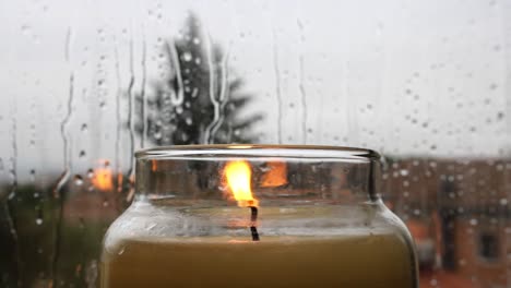 Zen-Hintergrund-Einer-Brennenden-Kerze-Vor-Einem-Fenster-An-Einem-Regnerischen-Und-Launischen-Tag,-Keine-Menschen
