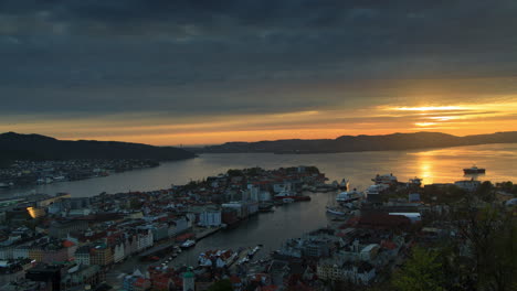 Wunderschöner-Sonnenuntergang-In-Bergen,-Norwegen-Mit-Erstaunlichen-Farbveränderungen-Und-Den-Lichtern-Der-Stadt