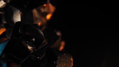 Lebendige-Detaillierte-Aufnahme-Von-Goldenem-Pyritkristall,-Der-Vor-Dunklem-Hintergrund-Leuchtet