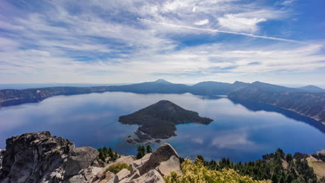Crater-Lake-seen-from-the-viewpoint-at-Watchman's-Peak