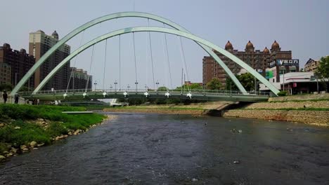 Puente-En-Taoyuan-Taiwán-Con-El-Horizonte-De-La-Ciudad-En-Segundo-Plano
