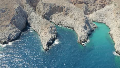 Cove-Beach-Ist-Umgeben-Von-Felsformationen-In-Seitan-Limania,-Halbinsel-Akrotiri-In-Der-Nähe-Von-Chania,-Insel-Kreta,-Griechenland