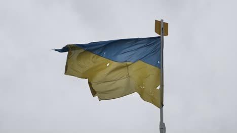Beschädigte-Ukrainische-Flagge,-Die-Während-Des-Krieges-In-Der-Ukraine-Weht,-Ukrainische-Nationale-Offizielle-Flagge,-Die-Während-Kriegszeiten-Flattert