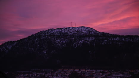 Beautiful-red-sunset-over-urban-mountain-Løvstakken-in-Bergen,-Norway