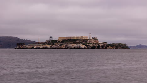 Berühmtes-Wahrzeichen-Insel-Alcatraz-In-Der-Bucht-Von-San-Francisco-Von-San-Francisco-Aus-Gesehen