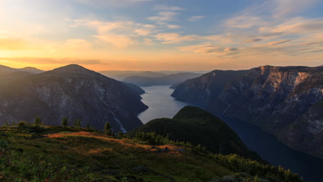 Schöner-Sonnenuntergang-über-Norwegischen-Fjorden-Und-Bergen