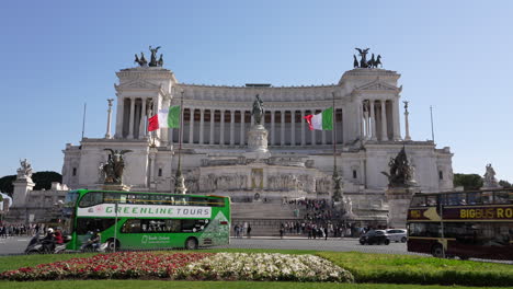 Cars-and-tour-buses-driving-past-the-Alter-of-the-Fatherland-in-Rome,-Italy